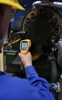 Digital surface thermocouple thermometer for industrial equipment maintenance