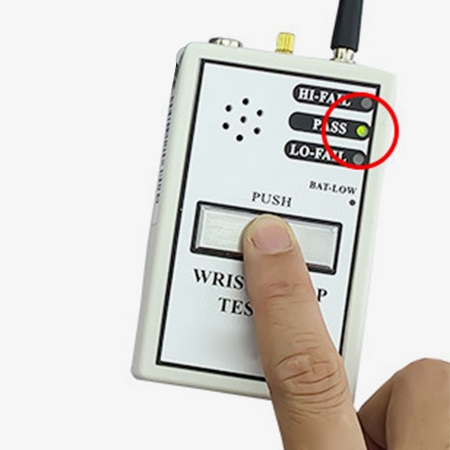 ESD wrist strap tester equipped indicator lights