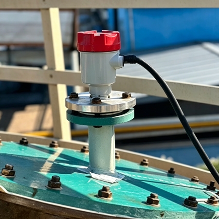 Radar level transmitter for corrosive liquid monitor