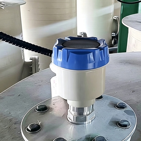 Radar level transmitter for solid