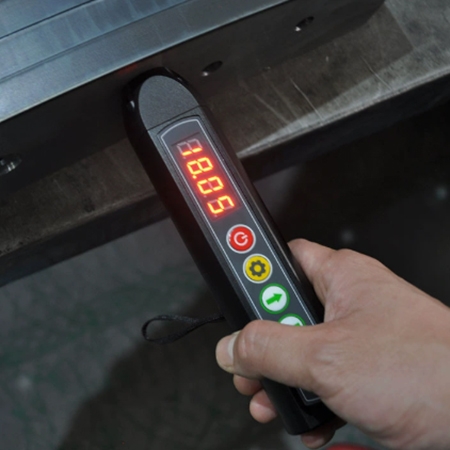 Ultrasonic thickness gauge with emat technology detail