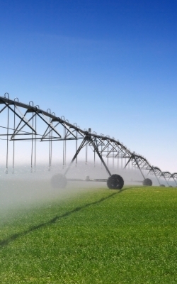 Submersible level transmitter for agricultural irrigation